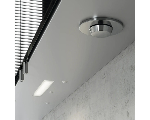 Pohľad na strop s bodovými svetlami a žalúziami