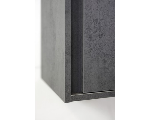 Detail šedej kúpeľňovej skrinky so štruktúrovaným povrchom.