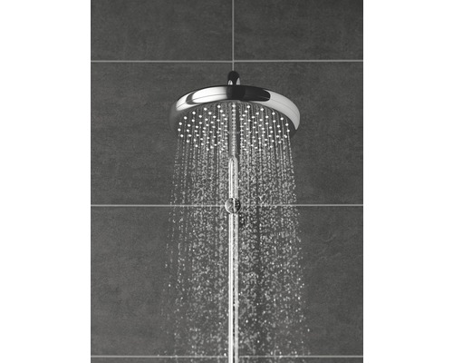 Dažďová sprcha s tečúcou vodou v kúpeľni