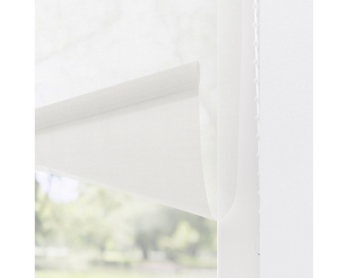 Detailný záber bielej rolety pred oknom