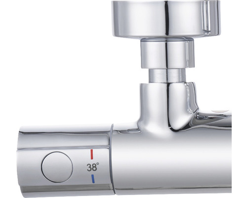 Detail vodovodnej batérie s regulátorom teploty a ukazovateľom 38 stupňov