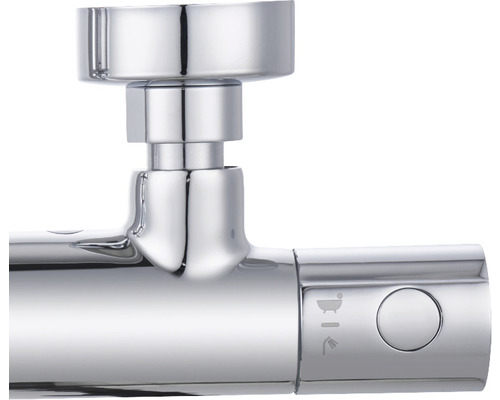 Detailný záber chrómovaného sprchového termostatu so symbolmi vane a sprchy