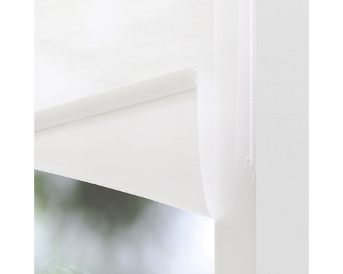 Detailný pohľad na bielu roletu s retiazkovým ovládaním na dekoráciu okien