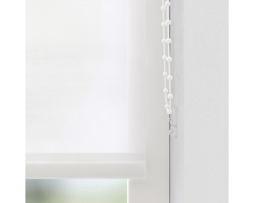 Biele okenné rolety s ovládacou retiazkou