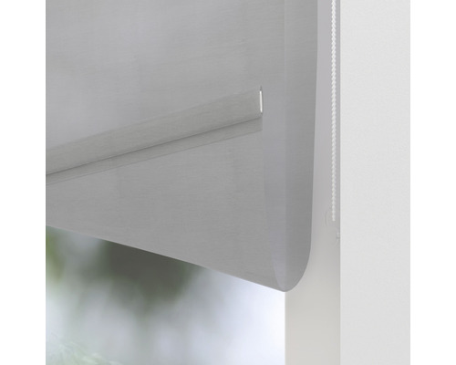 Detailný pohľad na roletu s retiazkovým ovládaním pre dekoráciu okien