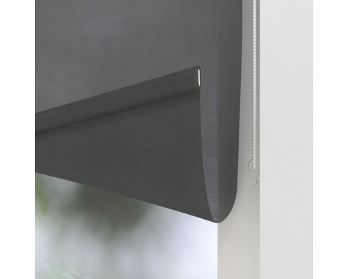 Sivá roleta na okne s retiazkovým ovládaním