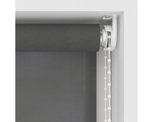 Sivé rolety s retiazkovým ovládaním na dekoráciu okien a reguláciu svetla