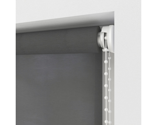 Sivá roleta s retiazkovým ovládaním na dekoráciu okien