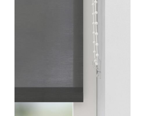 Tmavosivá roleta s retiazkovým ovládaním na okne