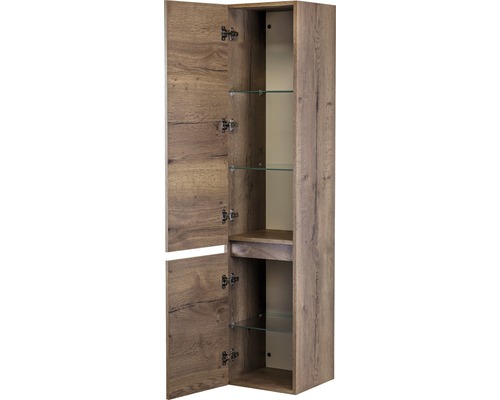 Vysoká skrinka s otvorenými dverami a sklenenými policami do kúpeľne