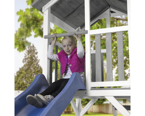 Dievča na šmýkačke na hernej veži v záhrade