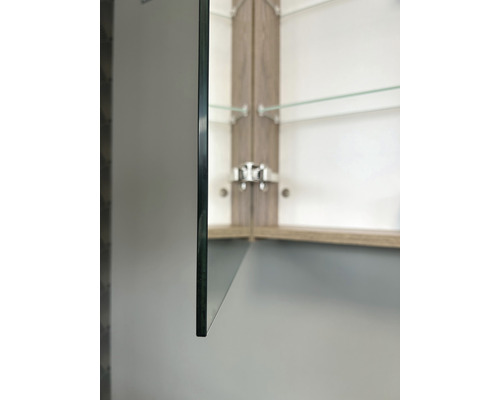 Detailný pohľad na zrkadlovú skrinku so sklenenými policami