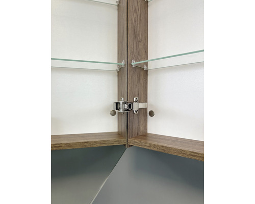 Vnútorný pohľad na zrkadlovú skrinku s drevenými prvkami a sklenenými policami