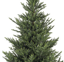 Detail umelého vianočného stromčeka so zelenými ihličkami.