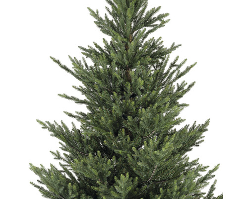 Detail umelého vianočného stromčeka so zelenými ihličkami.