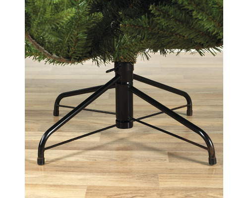 Detailný záber čierneho kovového podstavca umelého vianočného stromčeka.