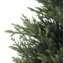 Detailný záber umelého vianočného stromčeka so zeleným ihličím