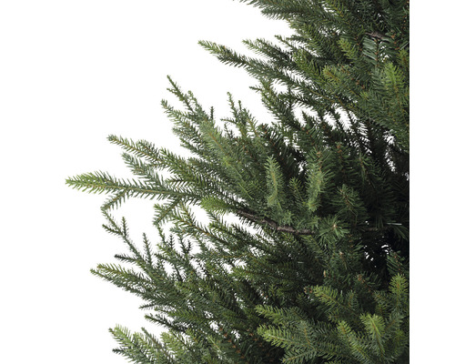 Detailný záber umelého vianočného stromčeka so zeleným ihličím