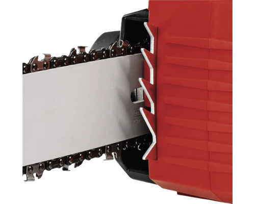 Detailný pohľad na reťazovú pílu s lištou a reťazou