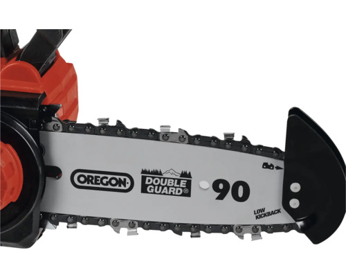 Detailný záber reťazovej píly s reťazou Oregon a Double Guard