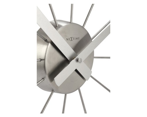 Logo Nextime na strieborných nástenných hodinách s ručičkami a filigránovým rámom