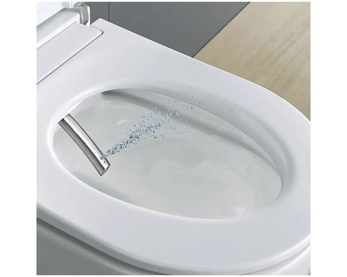 Biely bidet s čistiacou funkciou a výsuvným sprchovacím ramenom.