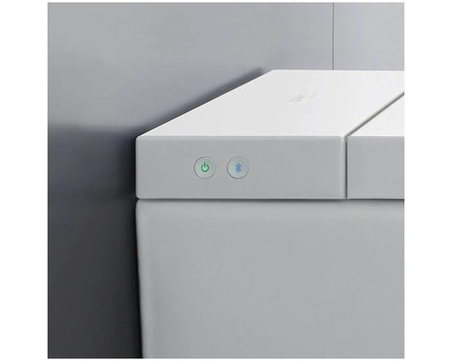 Detail sprchovacieho WC s ovládacími prvkami napájania a Bluetooth