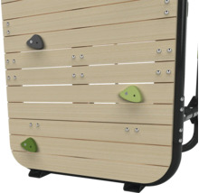 Drevená lezecká stena s lezeckými úchytmi