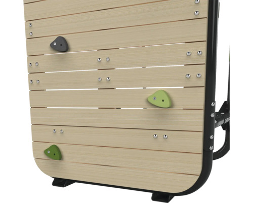 Drevená lezecká stena s lezeckými úchytmi