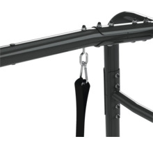 Detailný záber čiernej hrazdy s karabínou a slučkou