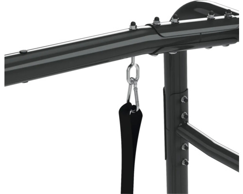 Detailný záber čiernej hrazdy s karabínou a slučkou