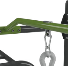 Detailný záber rebrín s hrazdou a karabínou