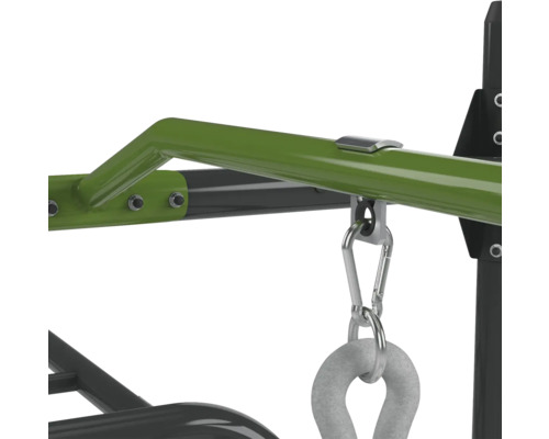 Detailný záber rebrín s hrazdou a karabínou