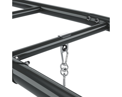 Detailný pohľad na rám trampolíny s pružinami na upevnenie skákacej plachty.