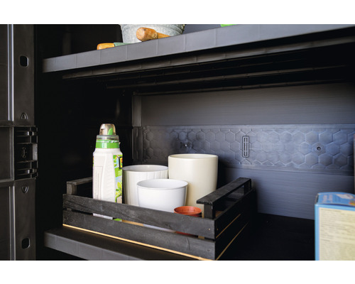 Záhradné náradie a kvetináče na polici v záhradnej skrini