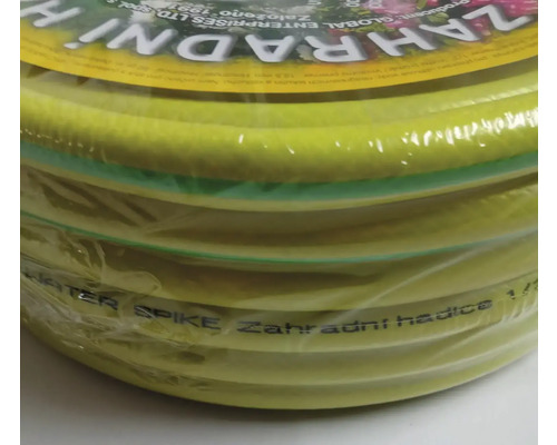 Žltá záhradná hadica stočená