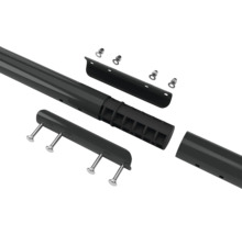 Detailný záber stĺpika plota s montážnymi dielmi