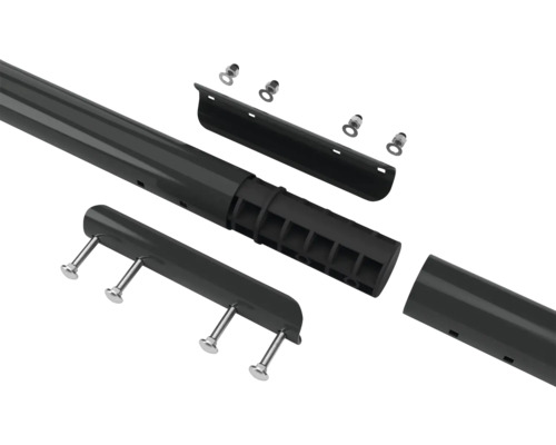 Detailný záber stĺpika plota s montážnymi dielmi