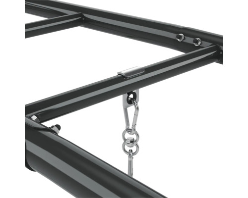 Detail kovového rámu so závesným mechanizmom pre hojdačku