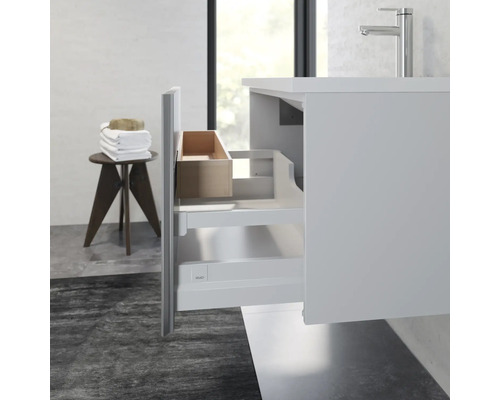 Kúpeľňa s umývadlovou skrinkou, umývadlom a otvorenou zásuvkou na kúpeľňové potreby