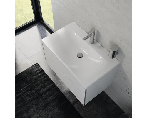 Moderná kúpeľňa s bielym umývadlom, batériou a úložným priestorom