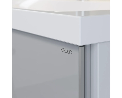 Detail kúpeľňového nábytku s logom Keuco.