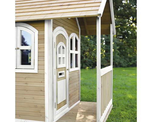 Drevený hrací domček s verandou, dverami a oknami v záhrade