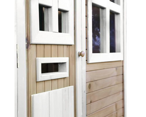 Detail dverí detského hracieho domčeka s oknom a poštovou schránkou