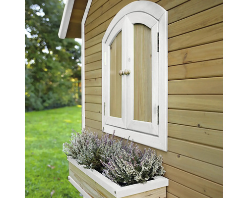 Detailný pohľad na drevený domček na hranie s oknom a kvetináčom