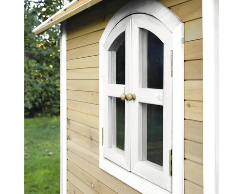 Detail dreveného hracieho domčeka s bielym rámom okna