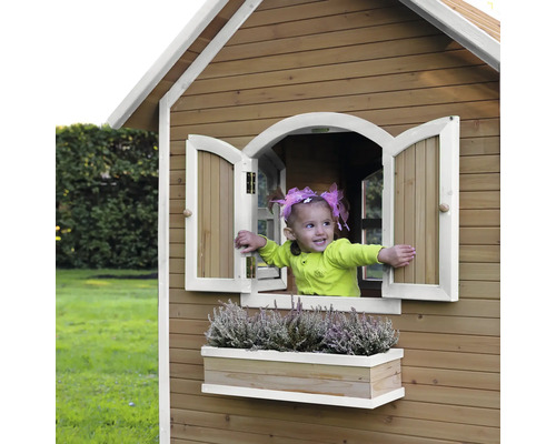 Dievča v drevenom hracom domčeku s oknom a kvetináčom