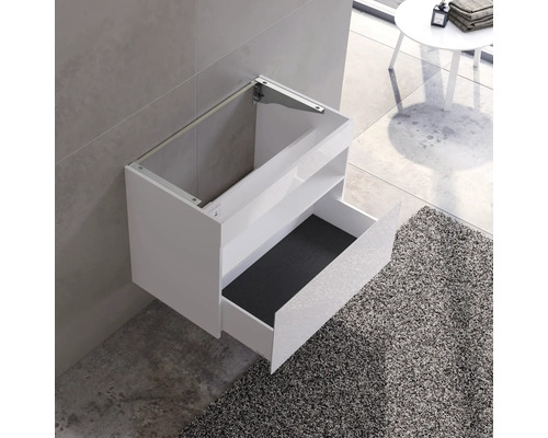 Biela skrinka pod umývadlo s otvorenou zásuvkou do kúpeľne.