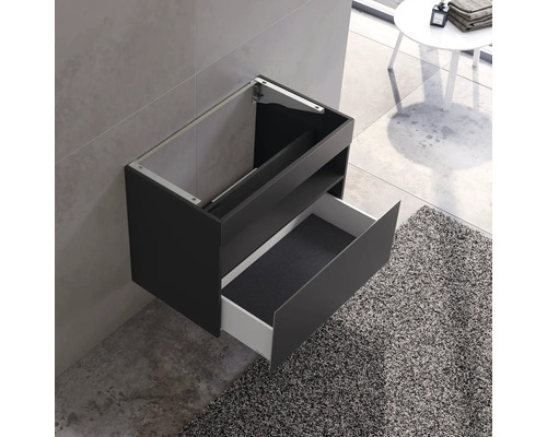 Skrinka pod umývadlo s otvorenou zásuvkou v kúpeľni