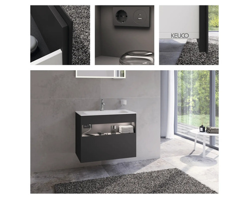 Moderná kúpeľňa so sivou skrinkou pod umývadlo, umývadlom, zrkadlom a policou s uterákmi